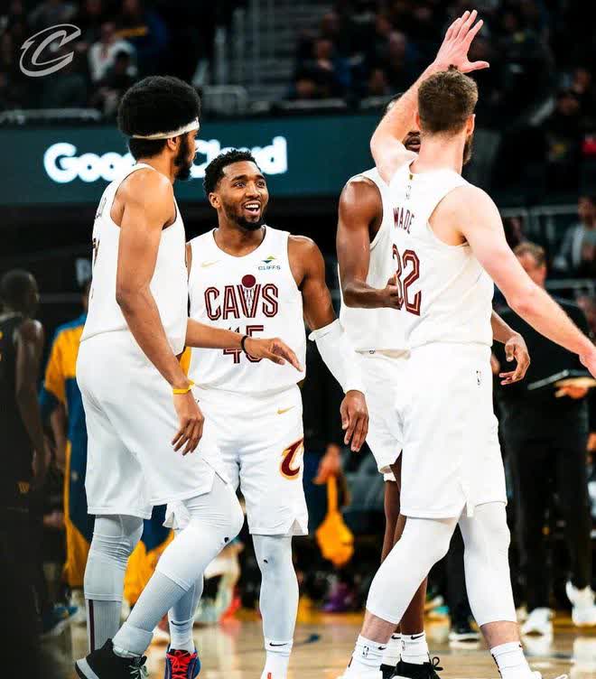 掘金胜人,约基奇分篮板领先抢分手 掘金胜人,约基奇分篮板领先抢分手