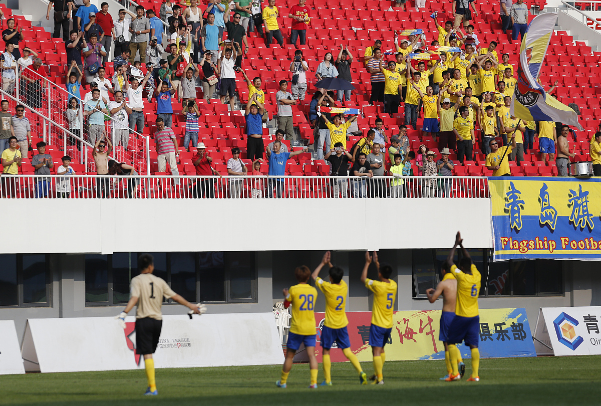 足球比赛中,球员们全力以赴 足球比赛中,球员们全力以赴