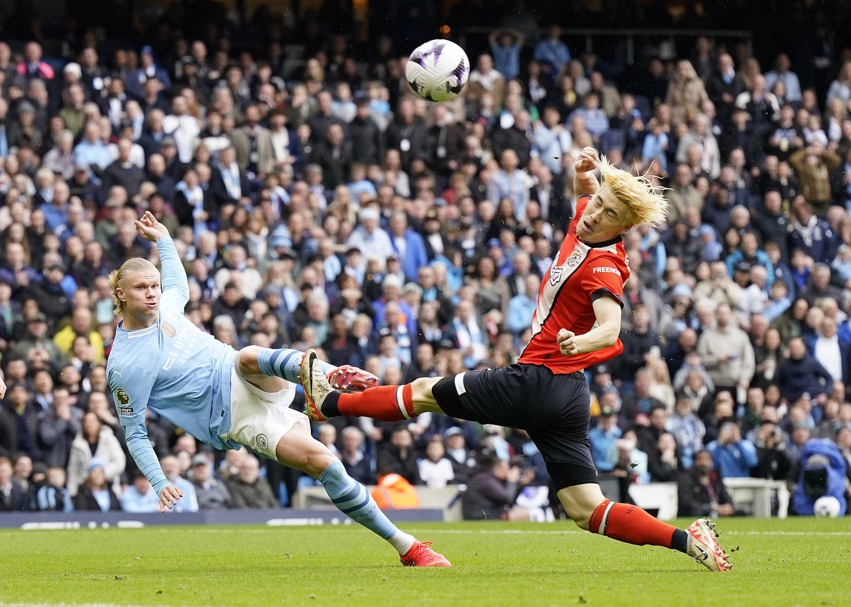 曼联客场艰难逼平,欧冠征程火光再现的简单介绍 曼联客场艰难逼平,欧冠征程火光再现的简单介绍