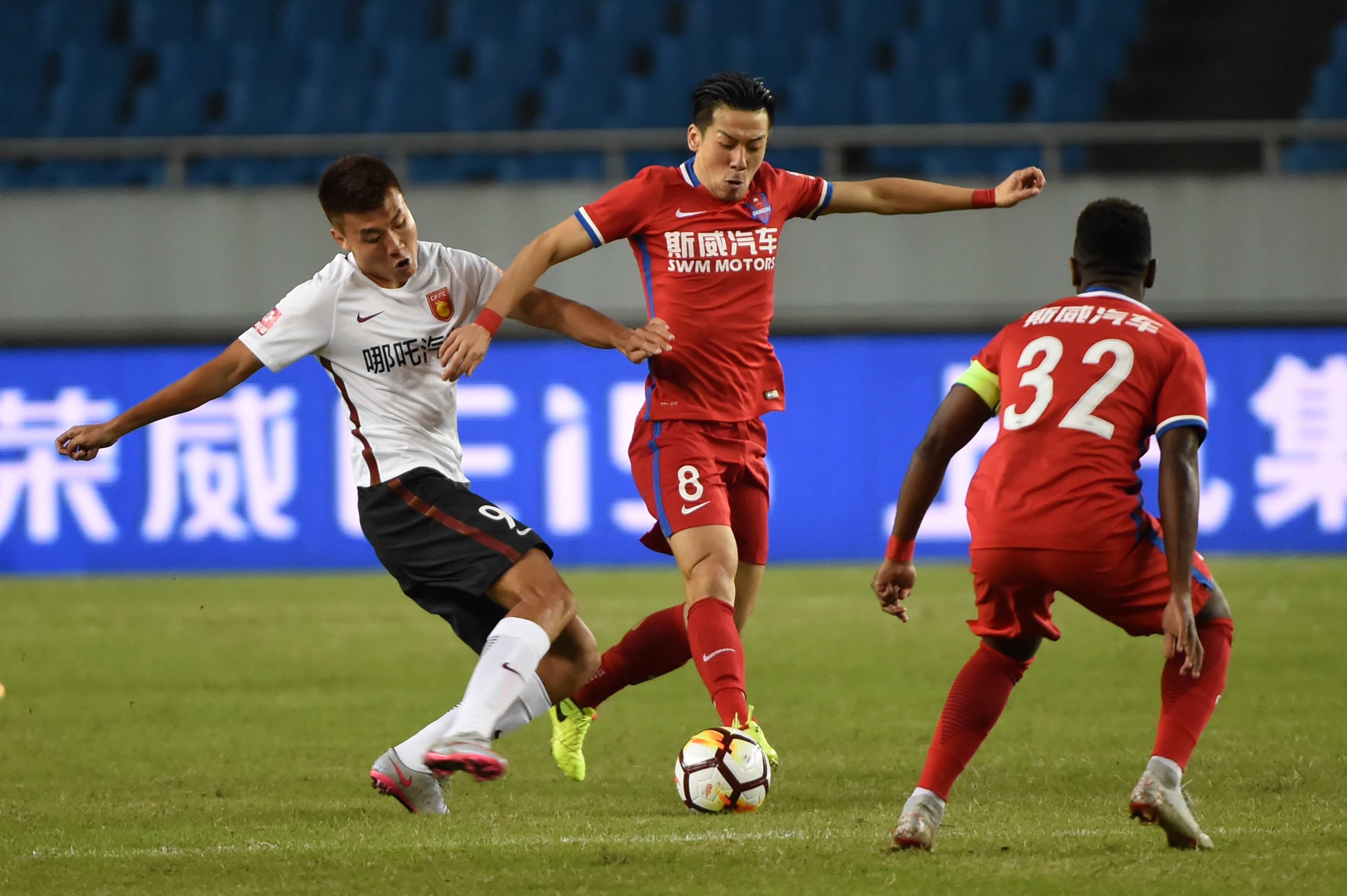 上港客场击败重庆斯威,豪取三分 上港客场击败重庆斯威,豪取三分