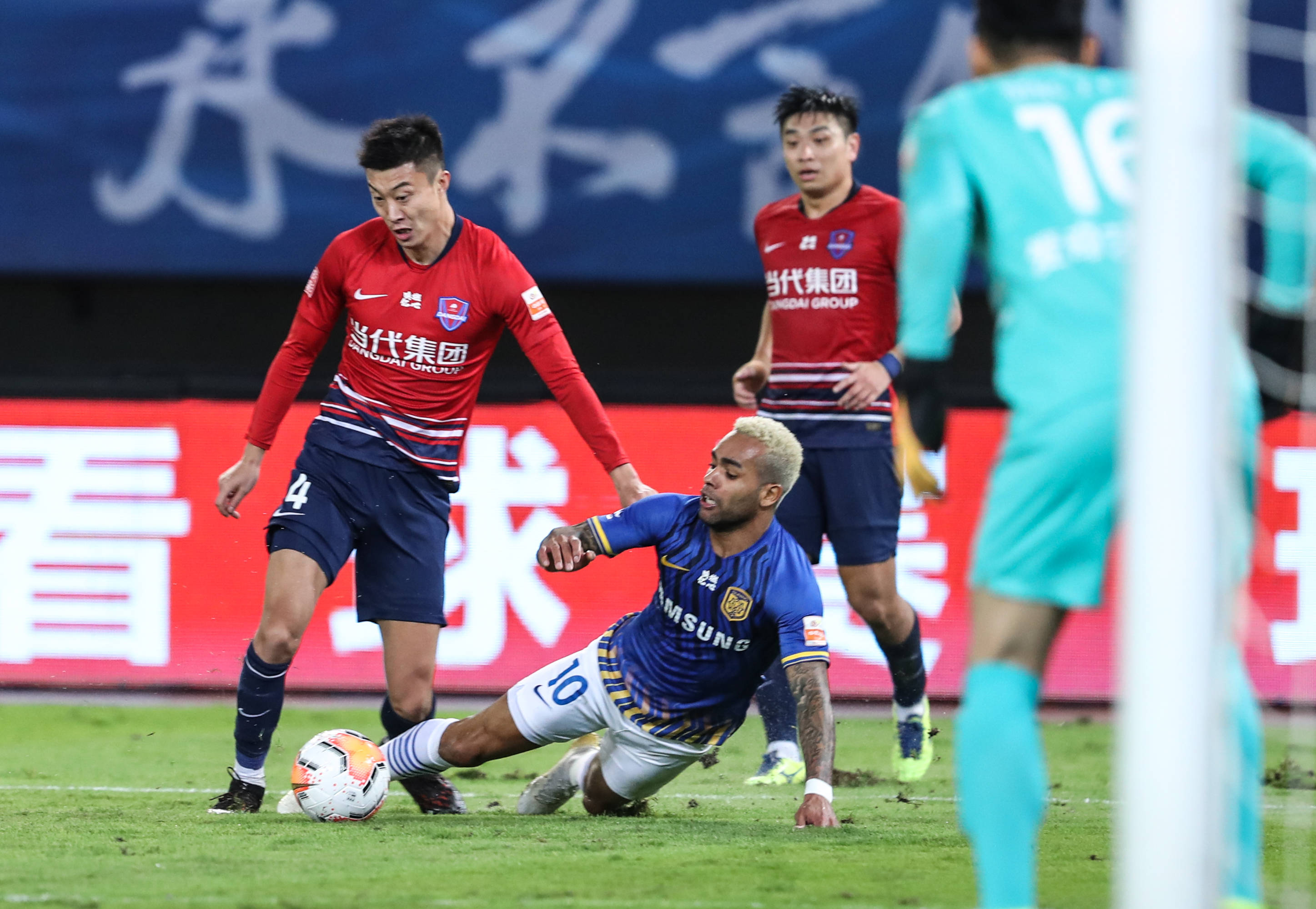 包含苏宁主场战平天津泰达，双方进攻炮火不断的词条