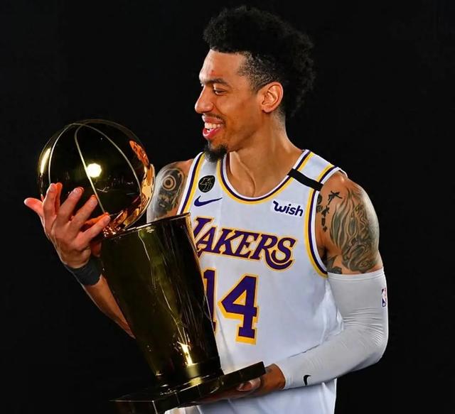 九游体育登录-包含资深球员宣布退役结束长达15年篮球生涯的词条