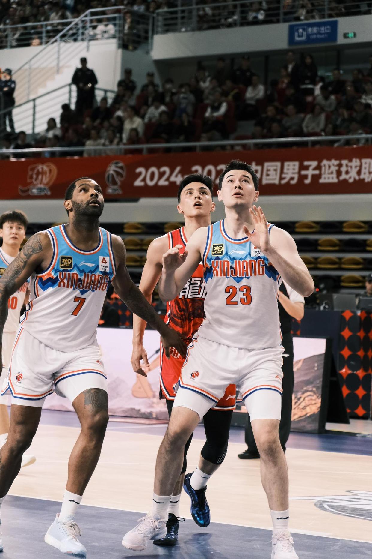 关于广州队主场大胜拉萨，稳坐榜首位置的信息