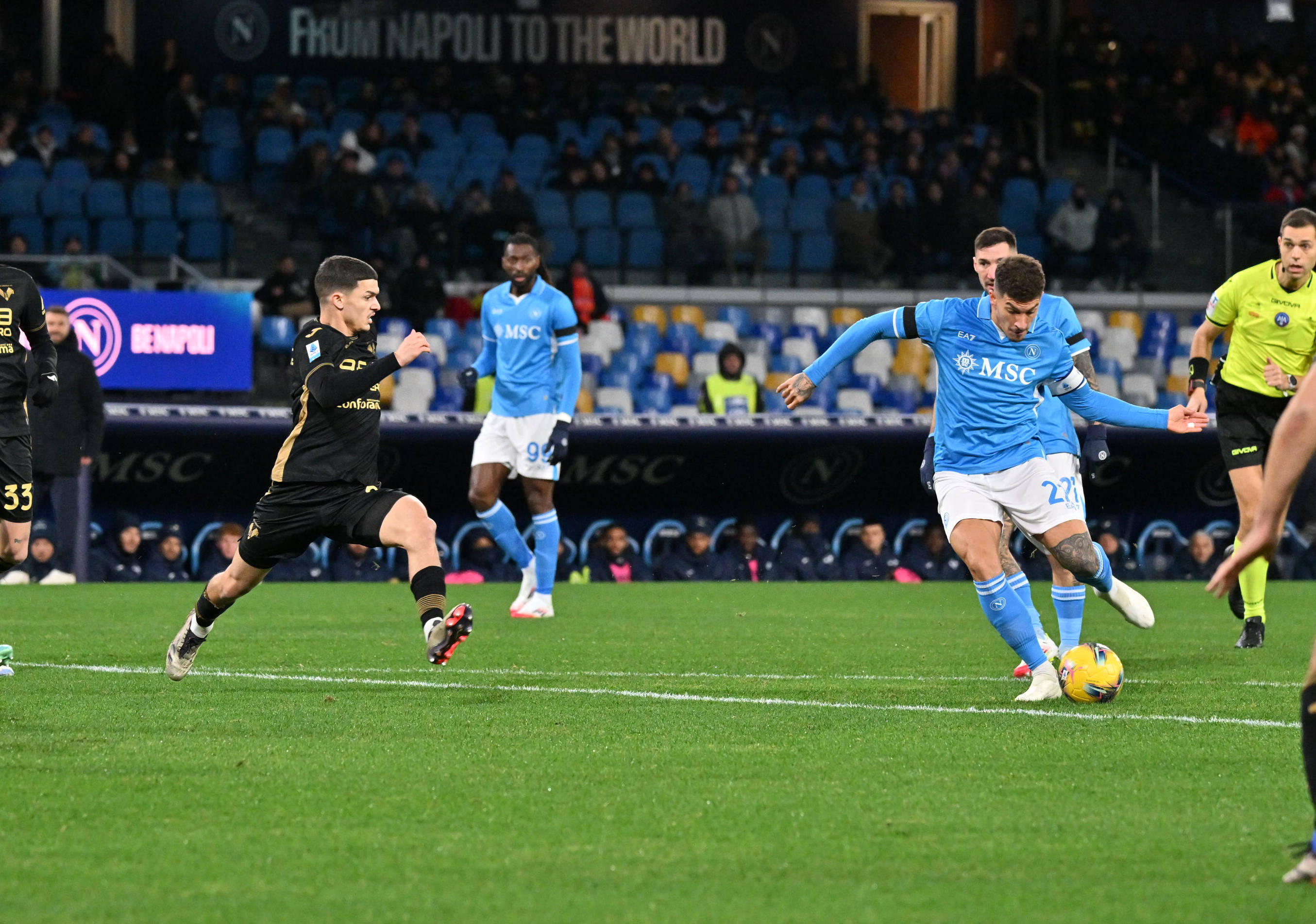 九游体育官方登录入口-意甲赛场上一场惊险比赛引发热议