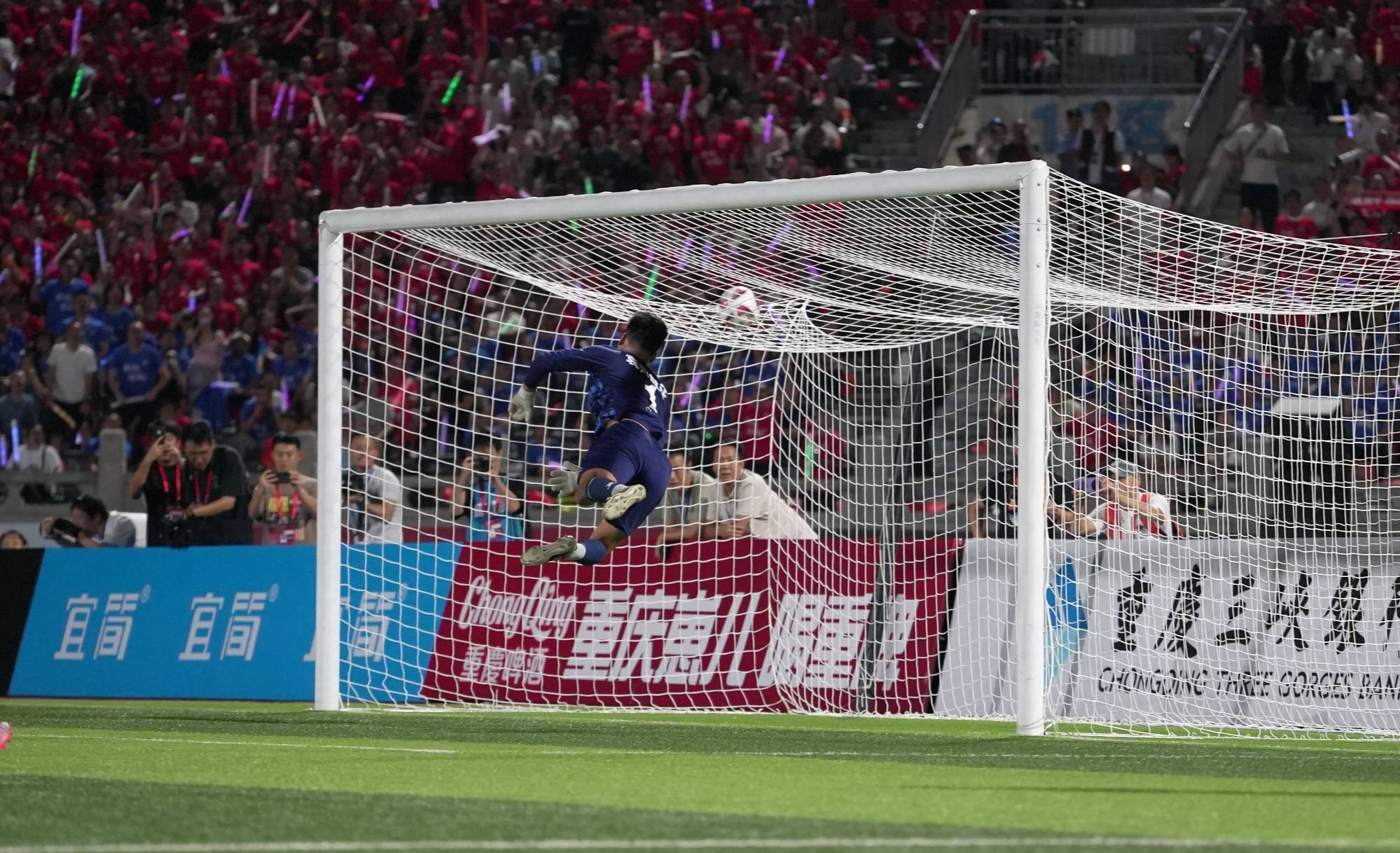 阿斯顿维拉守门员飞身扑救神勇 阿斯顿维拉守门员飞身扑救神勇