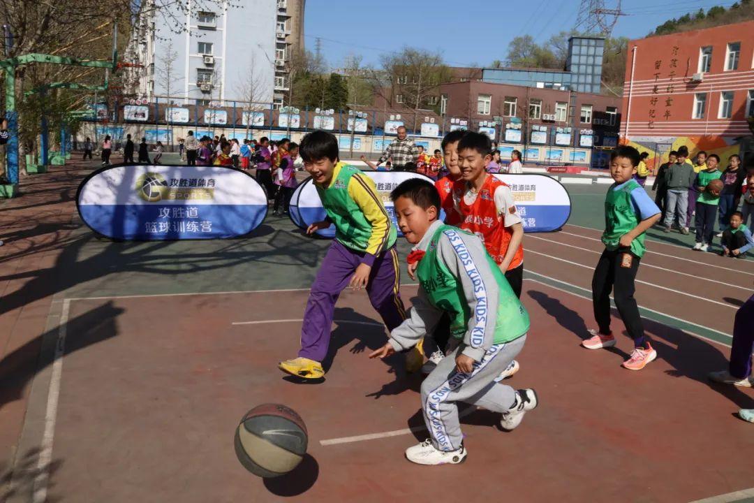 九游体育网页版入口-篮球比赛中队员之间紧张对抗